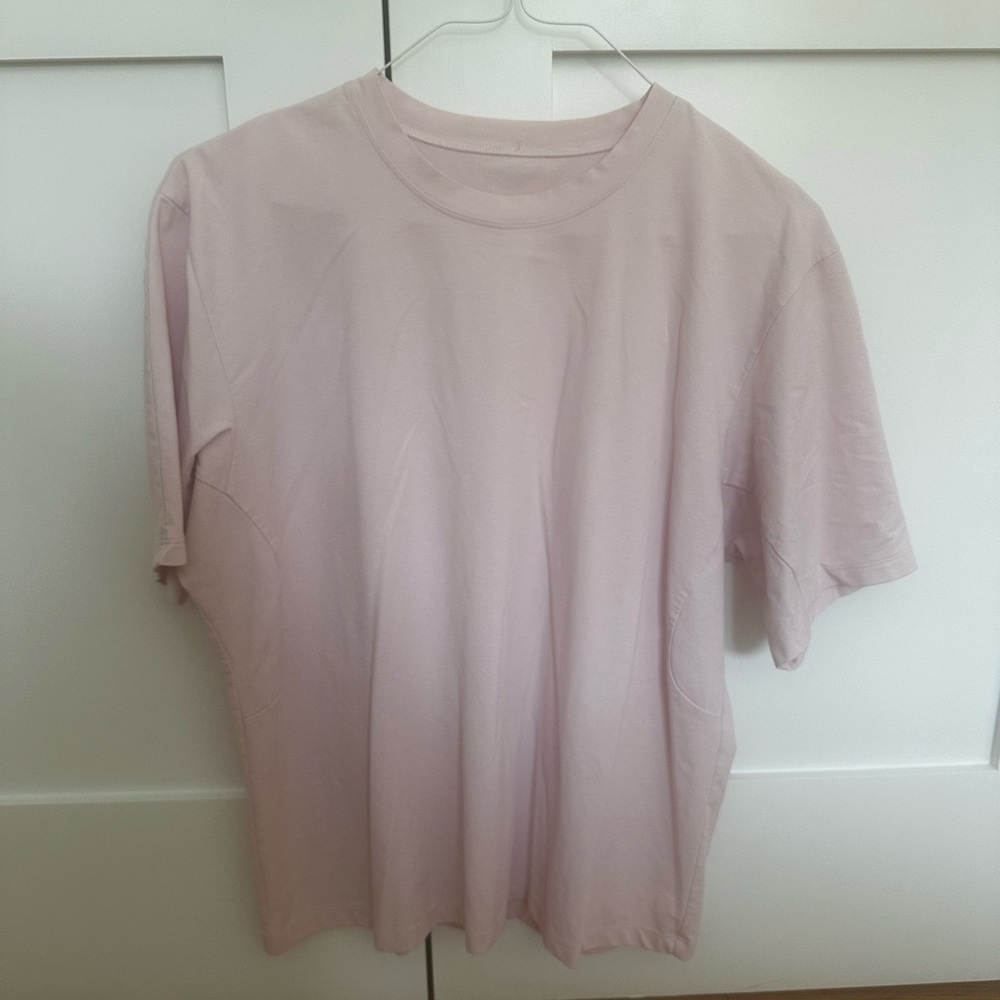 Men’s lululemon T-shirt - size large - light pink color